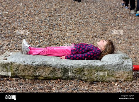 Mädchen Liegend Auf Einem Stein Lilo Am Strand Sonnenbaden
