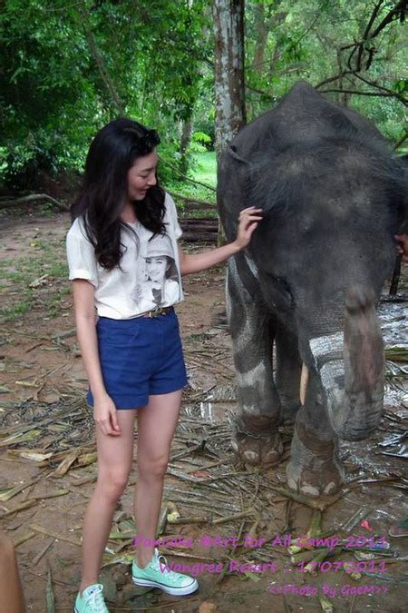 นั่นนะสิ มันมีเรื่องที่ต้องเจอกัน ณ เป็นช่วงเวลาตรงนั้น วันที่เจอกันเขาไม่รู้ว่าแพน คือแพนเค้ก เขารู้ว่าเราคง. Pic : แพนเค้กใส่ขาสั้นโชว์ขาขาวววว