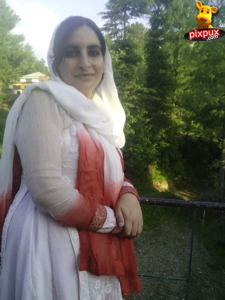 Hot Girls And Aunty Pakistani Girl In White Tight Salwar Kameez