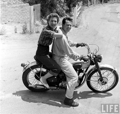 1940s Bike Girls Fascinating Photos Of Female