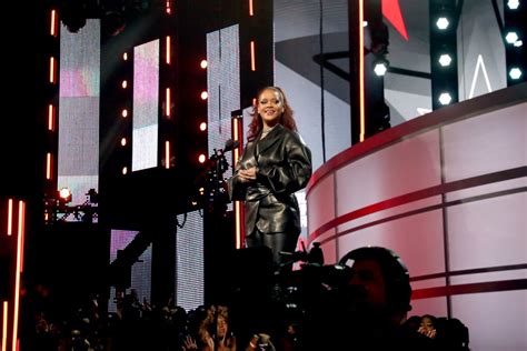 Rihanna At The 2019 Bet Awards Pictures Popsugar Celebrity Photo 14