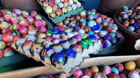 Familia Elabora Coloridos Cascarones De Carnaval En San Juan Sacatepéquez