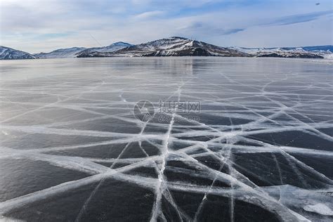 冬季贝加尔湖上壮观的冰裂高清图片下载 正版图片500816875 摄图网