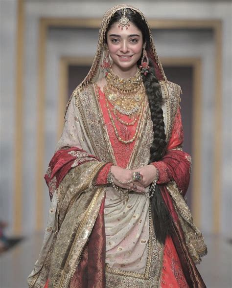 Noor international has its branch offices in lahore, rawalpindi / islamabad, peshawar and. Noor Khan Walking On The Ramp At FPW 2019 | Reviewit.pk
