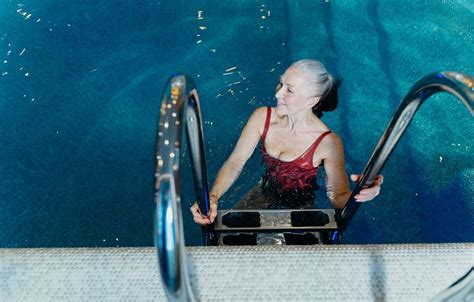 5 Simple And Fun Aqua Aerobics Exercises For Seniors