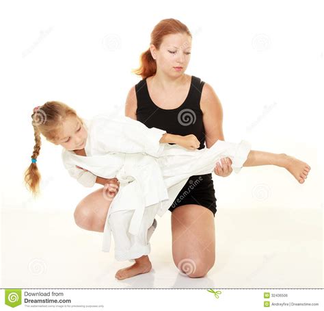 La Mamá Enseña A Karate De Retroceso Con El Pie Del Sacador De La Hija