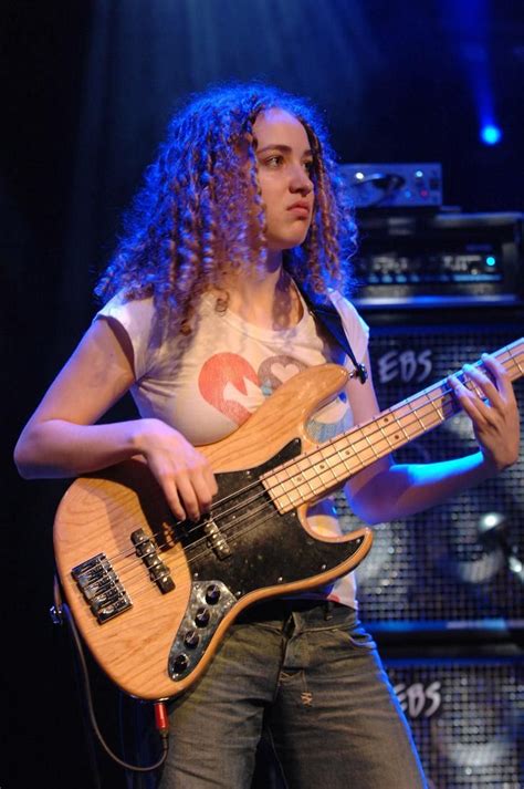 Pin By My Info On Chick S That Rock Female Guitarist Bass Guitarist