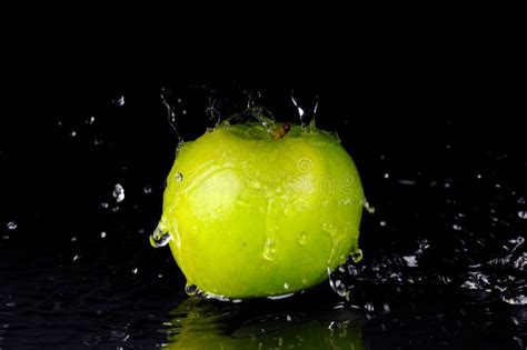 Apple Falling Into Water Stock Image Image Of Sink Float 484129