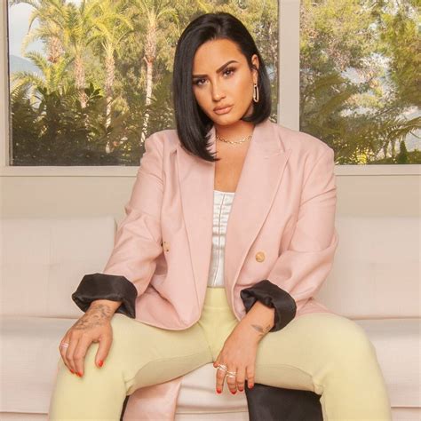 Lovato, who identifies as pansexual, recorded easy with cyrus for her new album dancing with the devil… best sandals for women 2021: Demi Lovato será la host de los E! People's Choice Awards ...