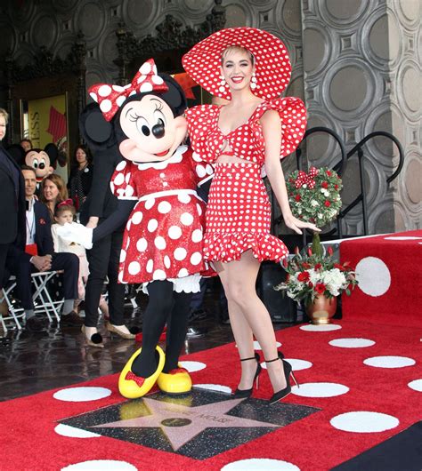 Katy Perry Introduce A Minnie Mouse En El Paseo De La Fama De Hollywood