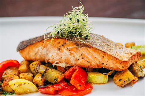 It's the perfect simple and healthy dinner recipe. Salmon with Roasted Mediterranean Vegetable | Londis