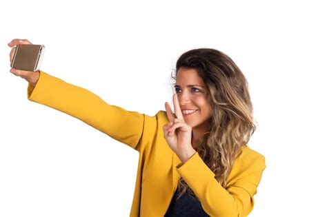 Mujer Joven Tomando Un Selfie Con Teléfono Foto Premium