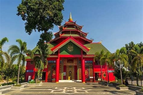 Berdiri seluas 93.200 m2, masjid ini bisa menampung hingga 200.000 jamaah! Deretan Masjid Objek Wisata Religi di Surabaya : Okezone ...