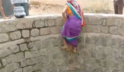 एक बाल्टी पानी के लिए जान हथेली पर रख दी सूखे कुएं में उतरकर गंदा पानी भर रही महिलाएं Video
