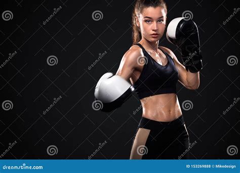 Boxeador De La Mujer En Fondo Negro Concepto Del Boxeo Y De La Aptitud Foto De Archivo Imagen