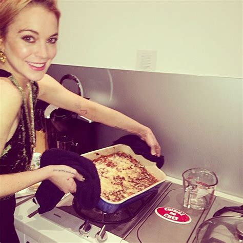 Lindsay Lohan Preps For Thanksgiving Still Manages To Snap Sexy Selfie E News