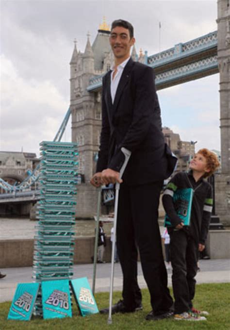 Worlds Tallest Man Sultan Kosen Stops Growing Cbs News