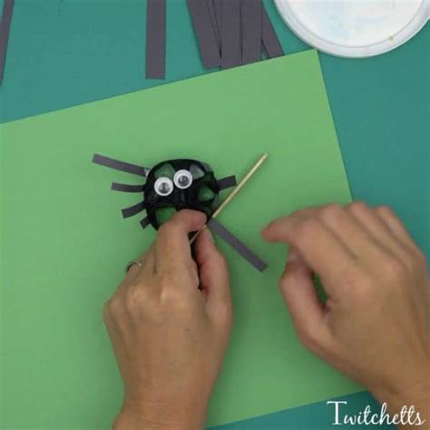 How To Make Adorable Quilled Construction Paper Spiders Twitchetts
