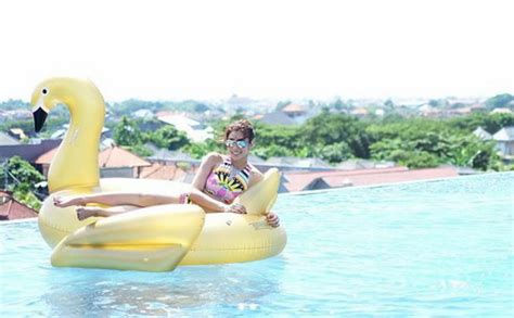 Foto Wah Seksinya Tyas Mirasih Pamer Bikini Di Bali Okezone Lifestyle