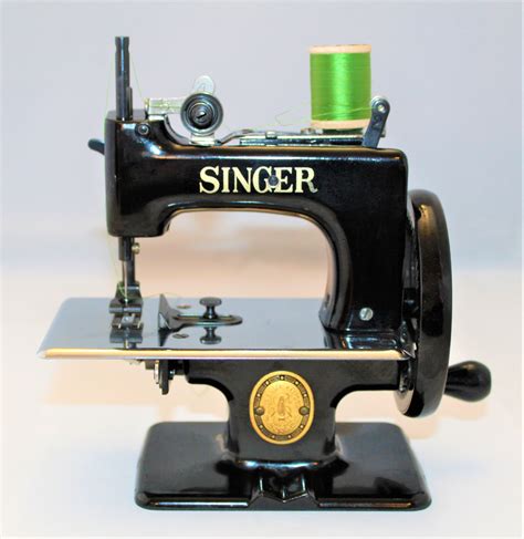 Sewing essentials under $100 ! 1950s Singer Sewhandy Model 20 Sewing Machine
