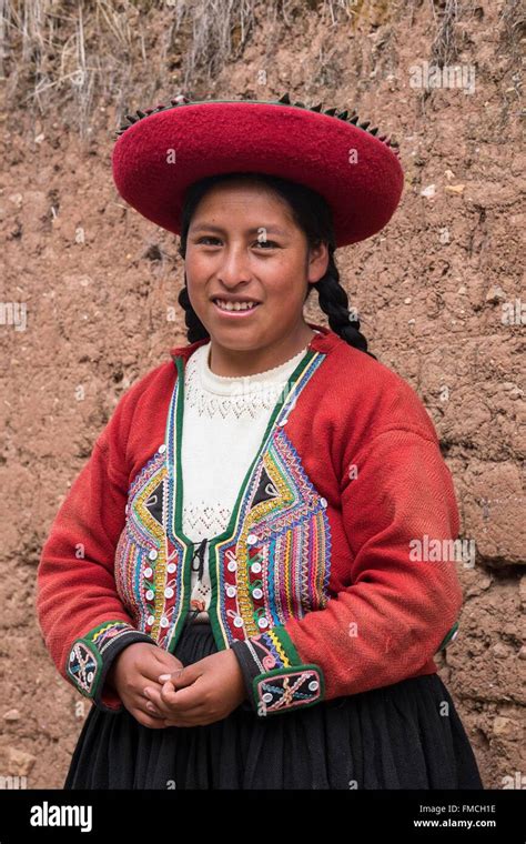 Peru Cusco Province Incas Sacred Valley Chinchero Quechua Weaver