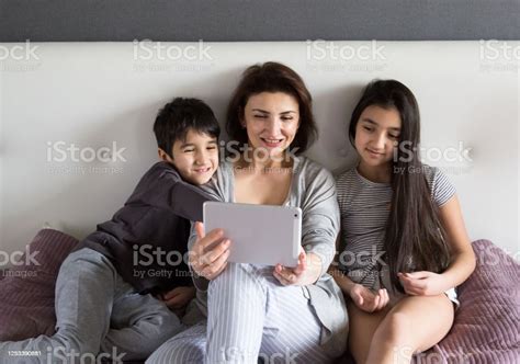 엄마와 작은 아이들은 집에서 태블릿에서 영화를보고 셀카를 찍고 함께 가정 생활을 즐기는 행복한 가족 시간을 보내고 있습니다 딸에 대한 스톡 사진 및 기타 이미지 istock