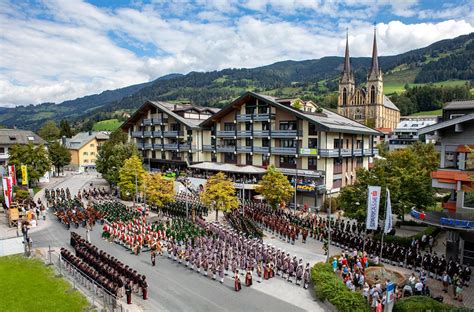 Johann, together with the flachauwinkl/zauchensee ski connection, is one of the five largest . Bürgergarde St. Johann | Bürgergarde St. Johann im Pongau