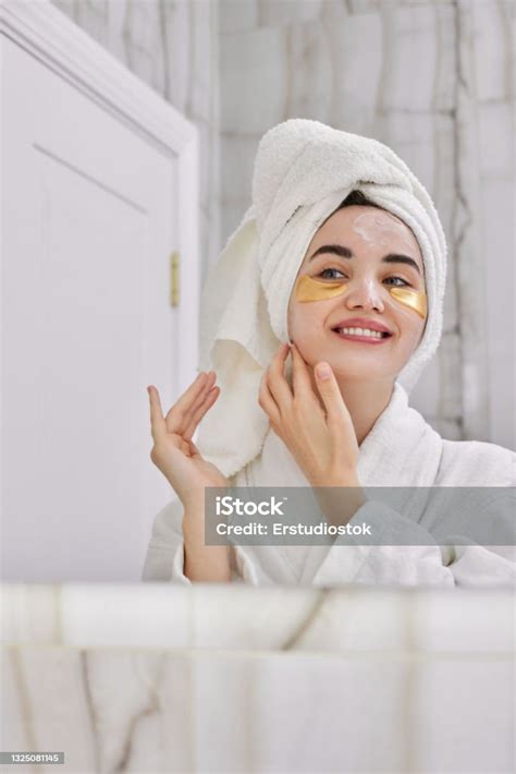 아름다운 여자 와 눈 패치 에 흰색 목욕 가운 에 욕실 거울에 대한 스톡 사진 및 기타 이미지 거울 건강한 생활방식 눈 신체 부분 Istock