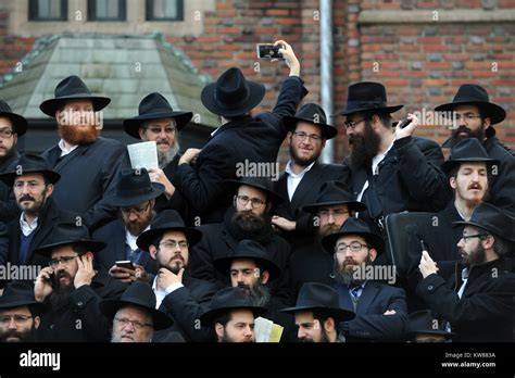 New York Ny November 20 Thousands Rabbis Pose For A Group Photo In
