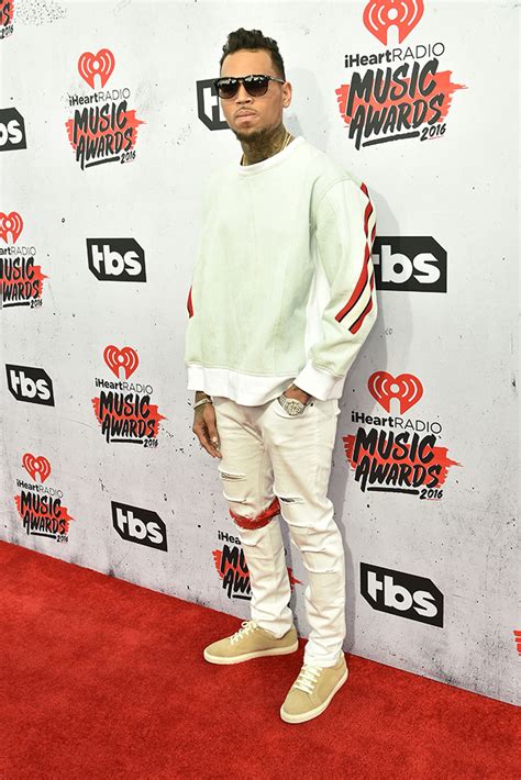 Chris Brown Wins Iheartradio Music Award In Mismatched Nikes Photos