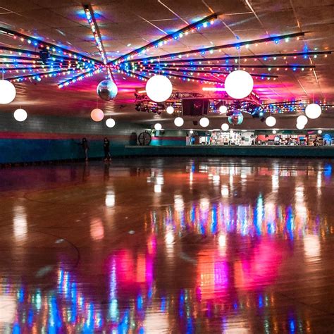 Pin By Tay On Tay⚡️ Roller Skating Party Stranger Things Aesthetic Roller Disco