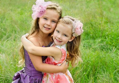 Verticale De Deux Petites Filles Mignonnes De Embrassement Photo Stock Image Du Heureux Gens