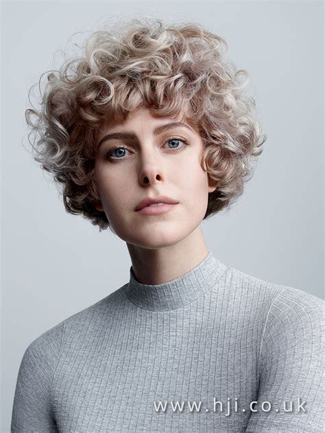 You can wear this hairstyle, whether you have 13 or 33. 2017 short curly 2 tone hairstyle - HJI