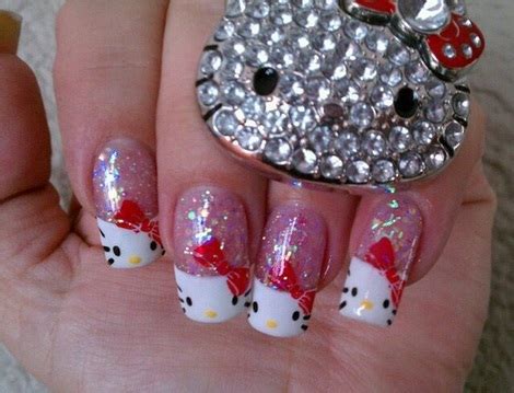 Hello kitty es una gatita con mucha vida social, puedes encontrar fotos de ella haciendo muchas cosas, en especial compartiendo con familia y amigos, fotos que. Belleza x Siempre: Uñas decoradas de Hello Kitty