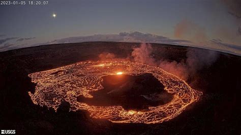 Hawaiis Kilauea Volcano Erupts Again Summit Crater Glows The San