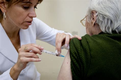 Enfermeira prepara vacina para a campanha sazonal contra a gripe.ivan alvarado / reuters. Campanha de vacinação da gripe será lançada em ato no ...