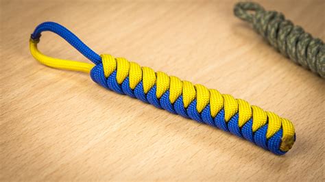 Double core bracelet setup with a single working end. 23 Attractive Paracord Keychains to Choose From - Patterns Hub