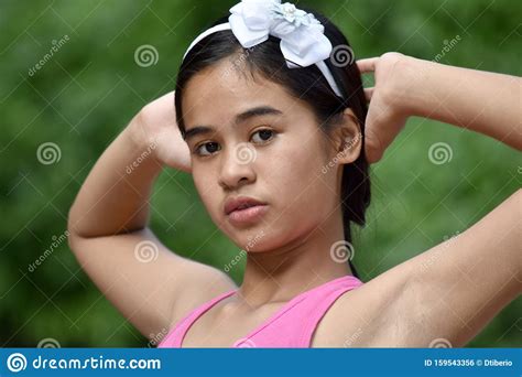 une jolie jeune fille philippine se relaxant photo stock image du jeune beauté 159543356