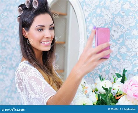 Mooie Vrouw In Haarkrulspelden Die Selfie Foto Nemen Stock Afbeelding Image Of Huis Manier