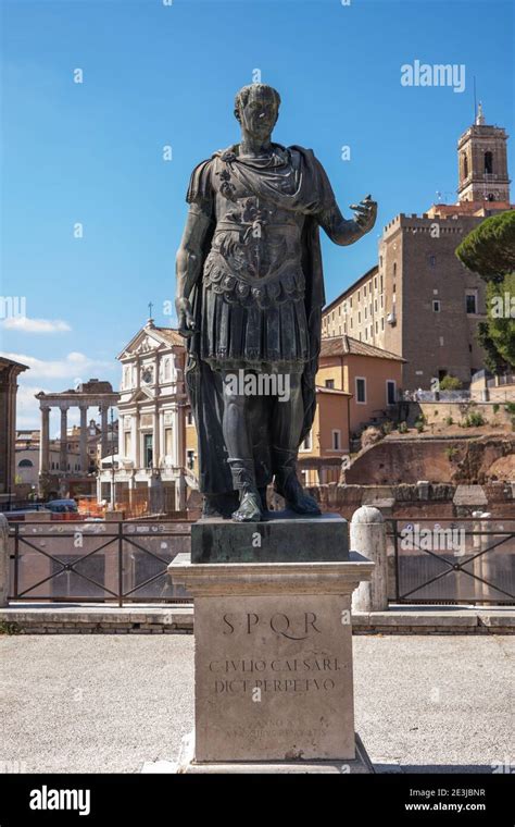 Estatua Del Emperador Romano Julio César En Via Dei Fori Imperiali En