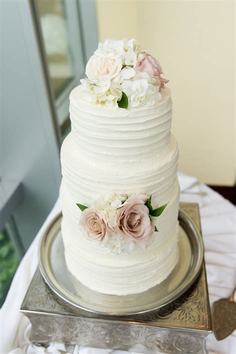 Classic wedding flowers beautiful wedding cakes gorgeous cakes pretty cakes amazing cakes rose wedding elegant wedding one tier cake foto pastel. Cake flowers for this pastel wedding: www ...