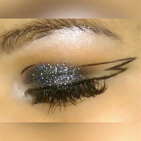Graphic Liner With Glitter How To Create A Graphic Liner Look
