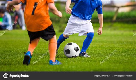 Dos Niños Jugando Al Fútbol En El Campo De Hierba Niños Pateando