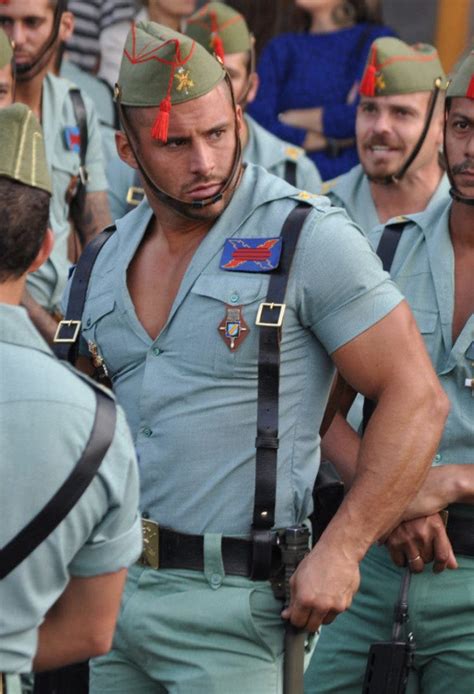 arden las redes tras un polémico comentario sobre los sexys soldados de la legión española