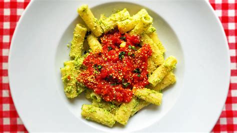 Pasta Mit Brokkoli Pesto Und Tomaten Sugo