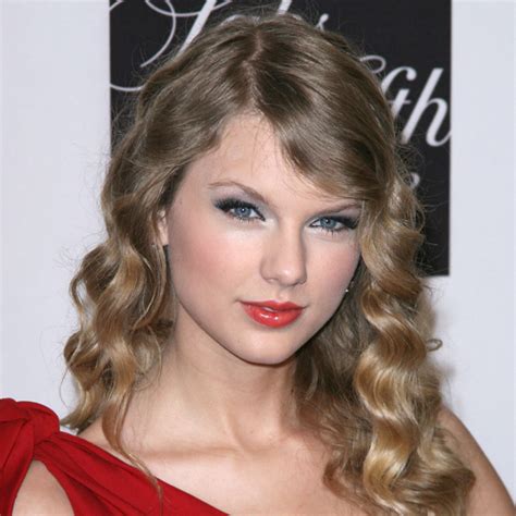 Taylor Swift Red Lips Rosy Cheeks S