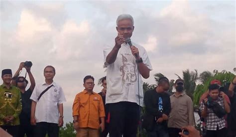 Kampanye Di Magelang Ganjar Pranowo Perkenalkan Caleg PAN Kepada