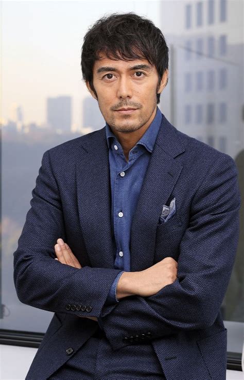 奇術師の奈緒子（仲間由紀恵）は村の財宝を狙って参戦を決めるが、村にはバカげた風習を止めようとする物理学者の上田（阿 部 寛 ） の 姿もあった。 Interview：阿部寛 自分が戻ってくる場所 映画「祈りの幕が下りる ...