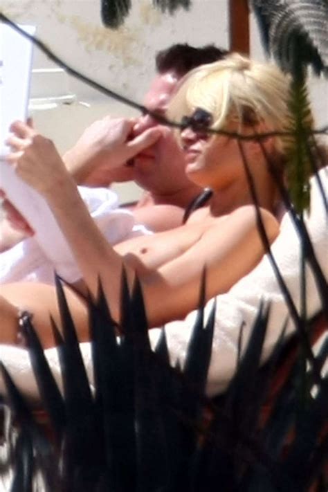 Paris Hilton Enjoying On Pool In Topless Very Hot Photos Porno Fotos