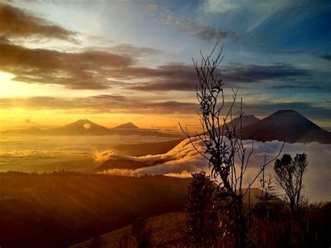 Gunung Terindah Di Indonesia Ini Begitu Mempesona Bersosial Com